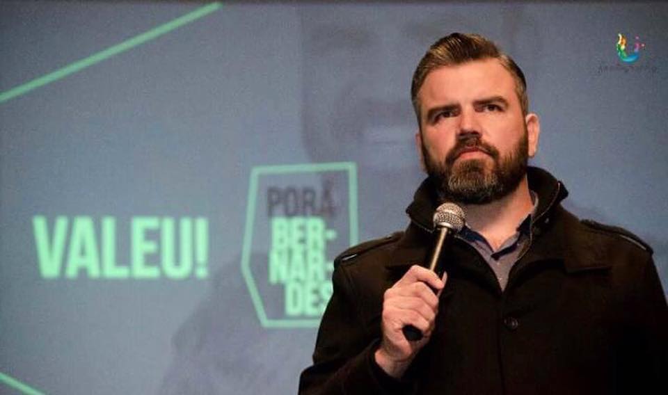 Jornalista Porã Bernardes, do Pretinho Básico, encerrou o Seminário Mentes Inquietas, realizado pela Acil Jovem e Uniplac