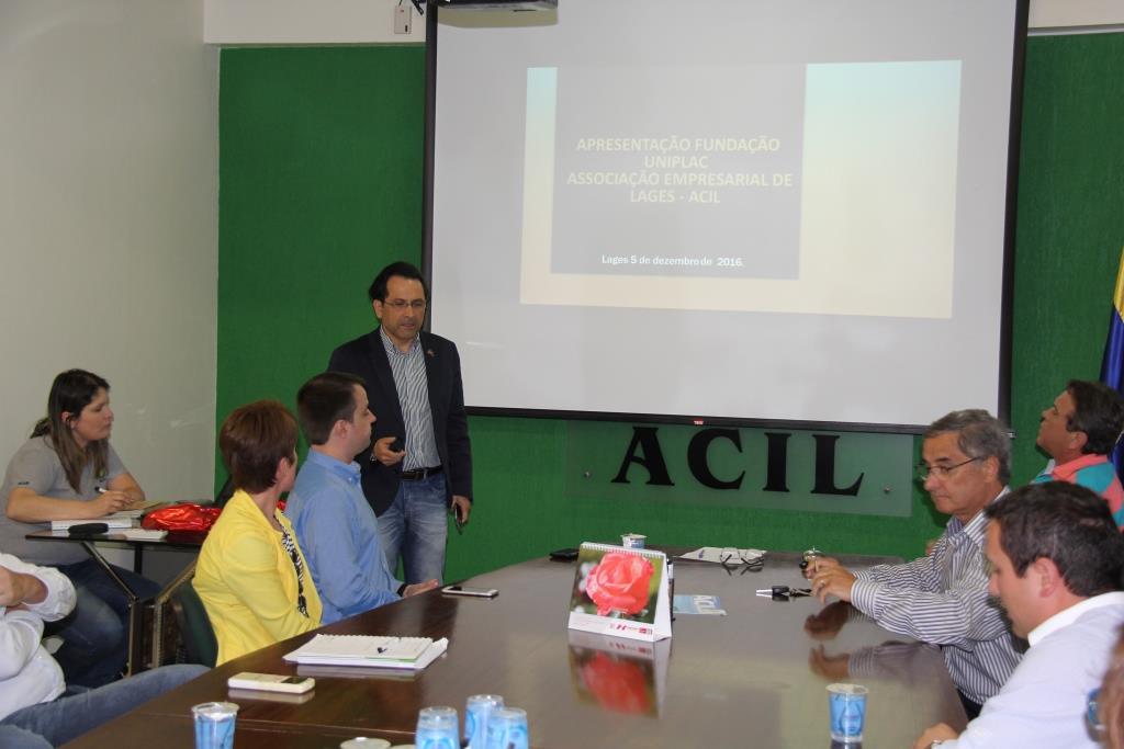 Diretor Executivo da UNIPLAC, Carlos Eduardo de Liz, presta contas a empresários da ACIL