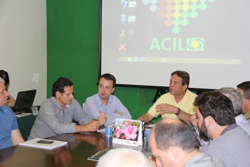Empresários da ACIL entregam relatório da EXPOLAGES 2016 ao presidente do Sindicato Rural