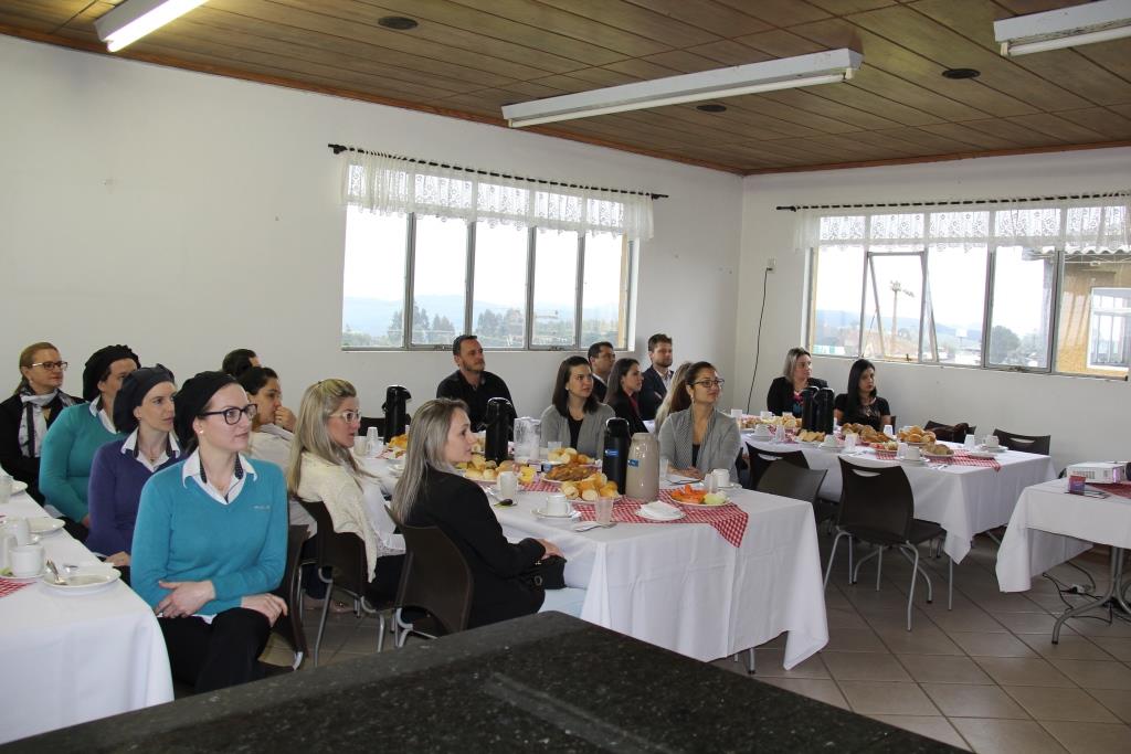 Núcleo de Gestão de Pessoas da ACIL faz visita técnica na Detella Restaurantes Empresariais