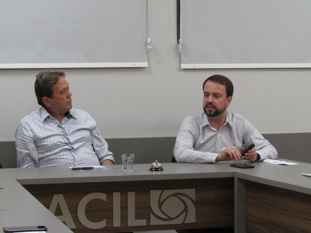 Juliano Chiodelli apresenta os resultados da Junta Comercial para diretoria da ACIL