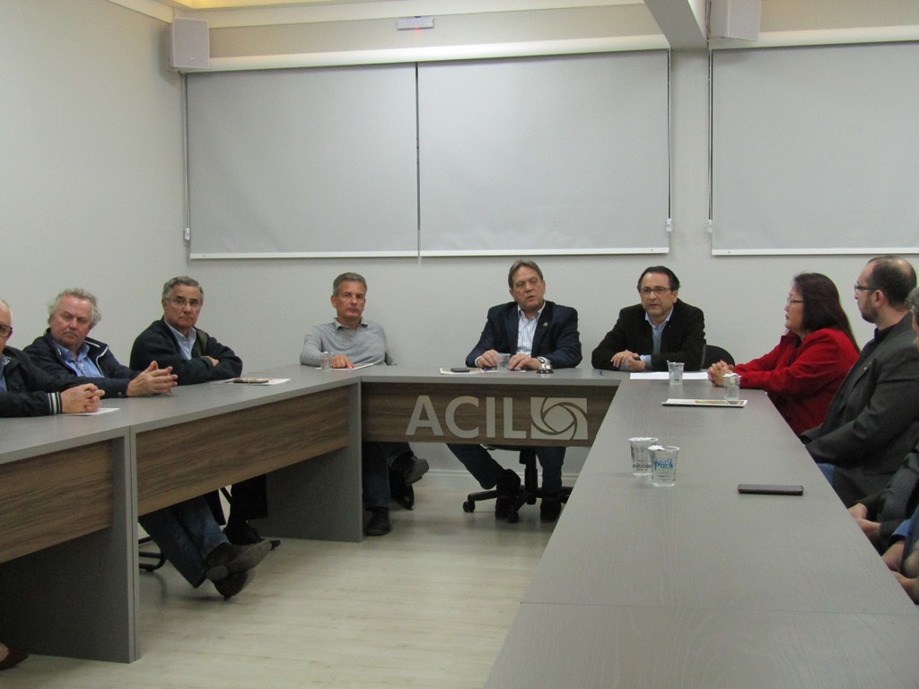 Representantes da Uniplac relatam as conquistas da universidade aos diretores da ACIL